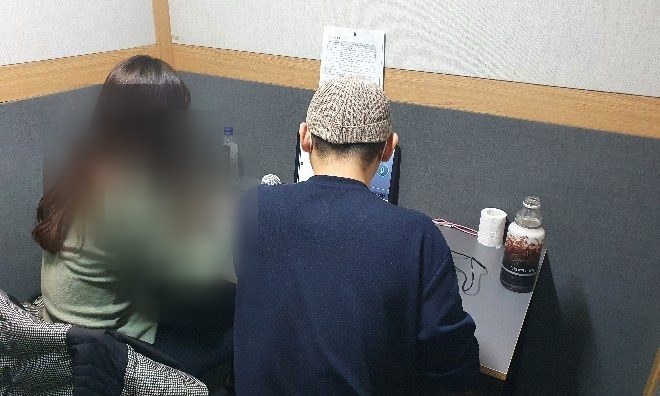 부스 안 책상에서 작업하는 참여자들